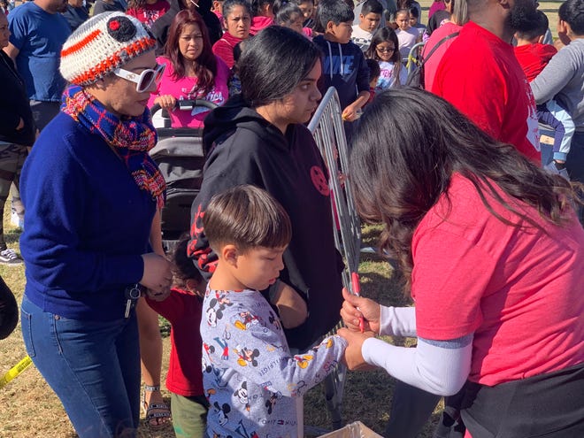 Alrededor de 7 mil personas asistieron el sábado 3 de diciembre, 2023, al South Mountain Community Center para participar en el evento Ángeles del Barrio de Chicanos Por la Causa, en el que se repartieron alrededor de 3,500 regalos, dando alegría a familias enteras.
