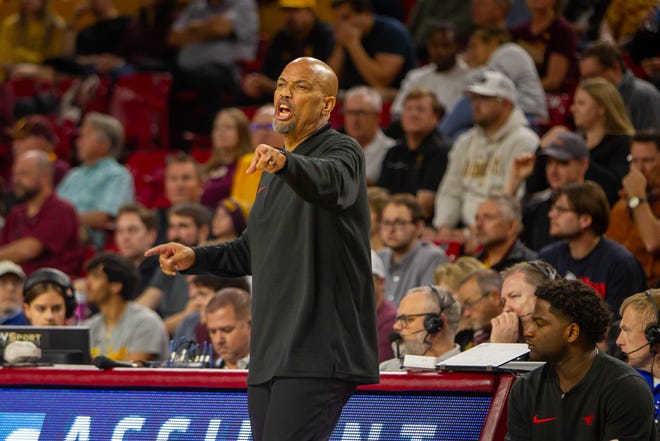 Southern Methodist University men's basketball head coach Rob Lanier yells to his team at Desert Financial Arena in Tempe on Dec. 6, 2023.